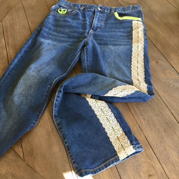 Hand altered upcycled hippie boho lace jeans - Picture 5 of 12